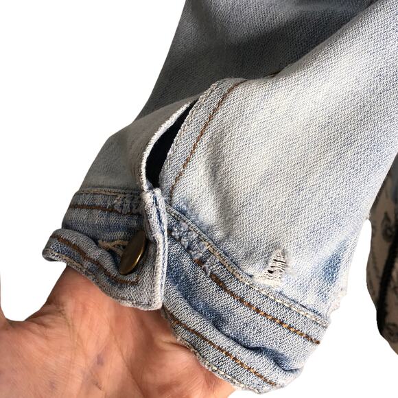 Forever 21 MEDIUM Slight Distress Light Wash Four Pocket Button Up Jean Jacket - Picture 9 of 13
